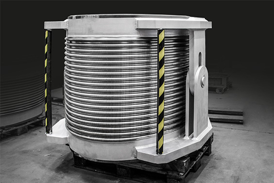 Pipeline expansion bellow with hinges