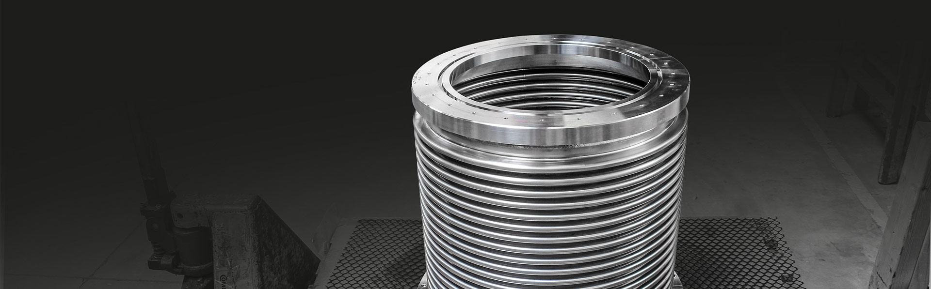 Universal expansion joint for ESS