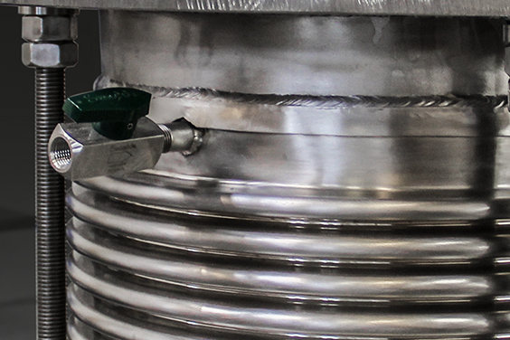 Leak detection system on an expansion joint