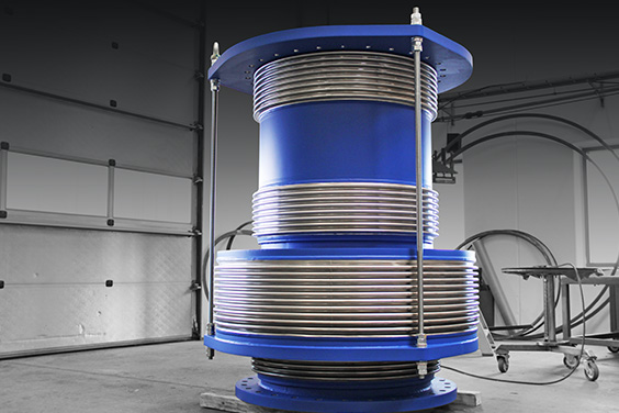 Pressure balanced expansion bellow with one of the bellows being partly hidden within the balance chamber