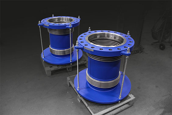 Lateral expansion joint with tie rods and welded flanges