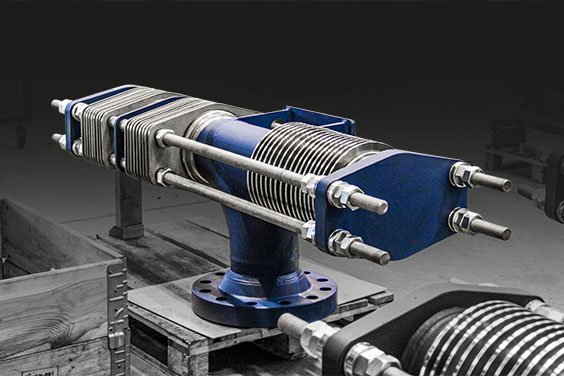 Elbow pressure balanced expansion joint with reinforcement rings