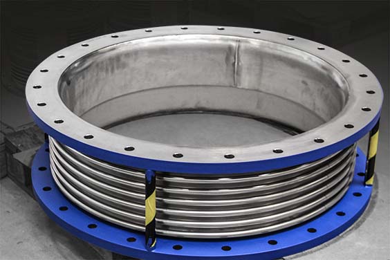 Exhaust expansion joint with inner sleeve