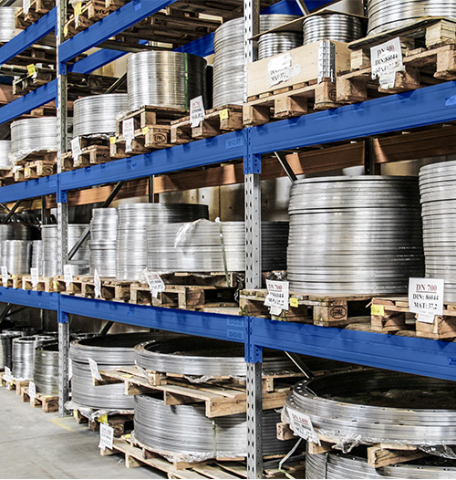 Extensive flange stock level for expansion joints