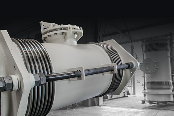 Tied expansion bellows with manhole