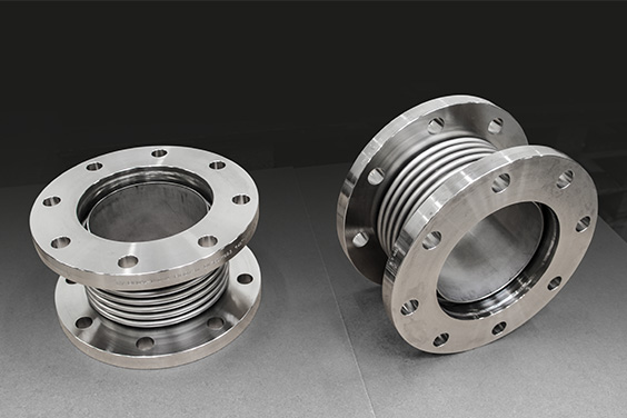 Axial pipeline bellows with inner sleeve