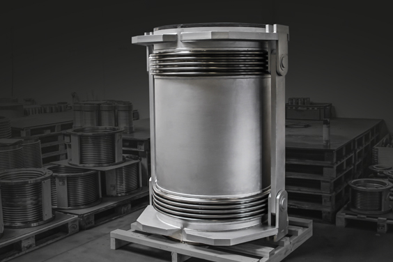 Hinged expansion joint for a power plant