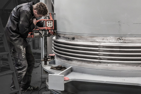 Refurbishment-of-a-steelplant-expansion-joint_BELMAN _a3 Renovation of steel plant expansion joint by an employee